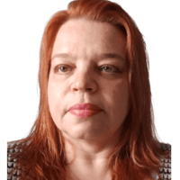 Mulher de cabelo ruivo e liso, na altura dos ombros, olhando para frente.