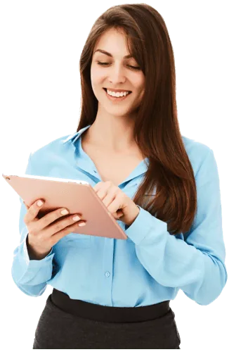 Uma mulher de cabelos longos, de pé, segurando e olhando um tablet. A imagem sugere que a mulher está satisfeita com o que está vendo, e aqui, serve para simular sua experiência ao acessar o Master Proficiency.